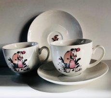 J-oké set van twee kleine coffee mugs en bordjes Kussend Koppel
